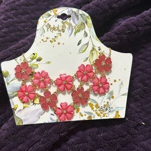 How cute is this flower necklace